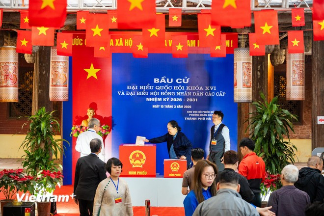 Để phát huy hơn nữa giá trị di tích trong đợt bầu cử, thu hút người dân và du khách tham quan, tìm hiểu ngày hội lớn của người Việt Nam, phường Hoàn Kiếm còn xây dựng các chuyên mục tuyên truyền với nhiều hình thức sinh động như video, hình ảnh, tranh cổ động, infographic... được đăng tải trên các nền tảng mạng xã hội và hệ thống bảng tin cơ sở. (Ảnh: Minh Sơn/Vietnam+)