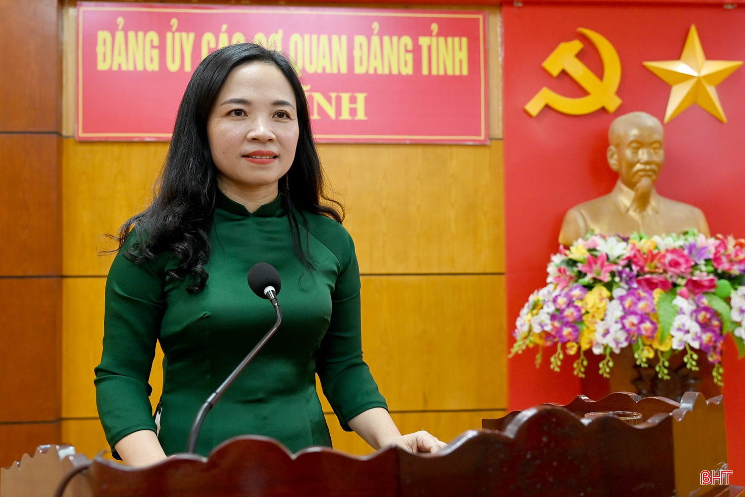 Đồng chí Trương Thị Liên - Bí thư Chi bộ, Trưởng phòng Tổng hợp, thông tin, dân nguyện (Đảng bộ HĐND tỉnh) tham luận tại hội nghị. bqbht_br_dsfc-6690.jpg