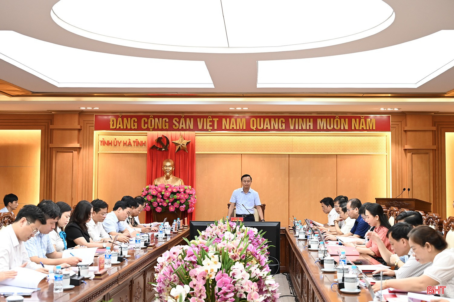 Đồng chí Hà Văn Hùng - Ủy viên Ban Thường vụ Tỉnh ủy, Trưởng ban Tuyên giáo và Dân vận Tỉnh ủy chủ trì hội nghị. bqbht_br_dsc-d9090.jpg