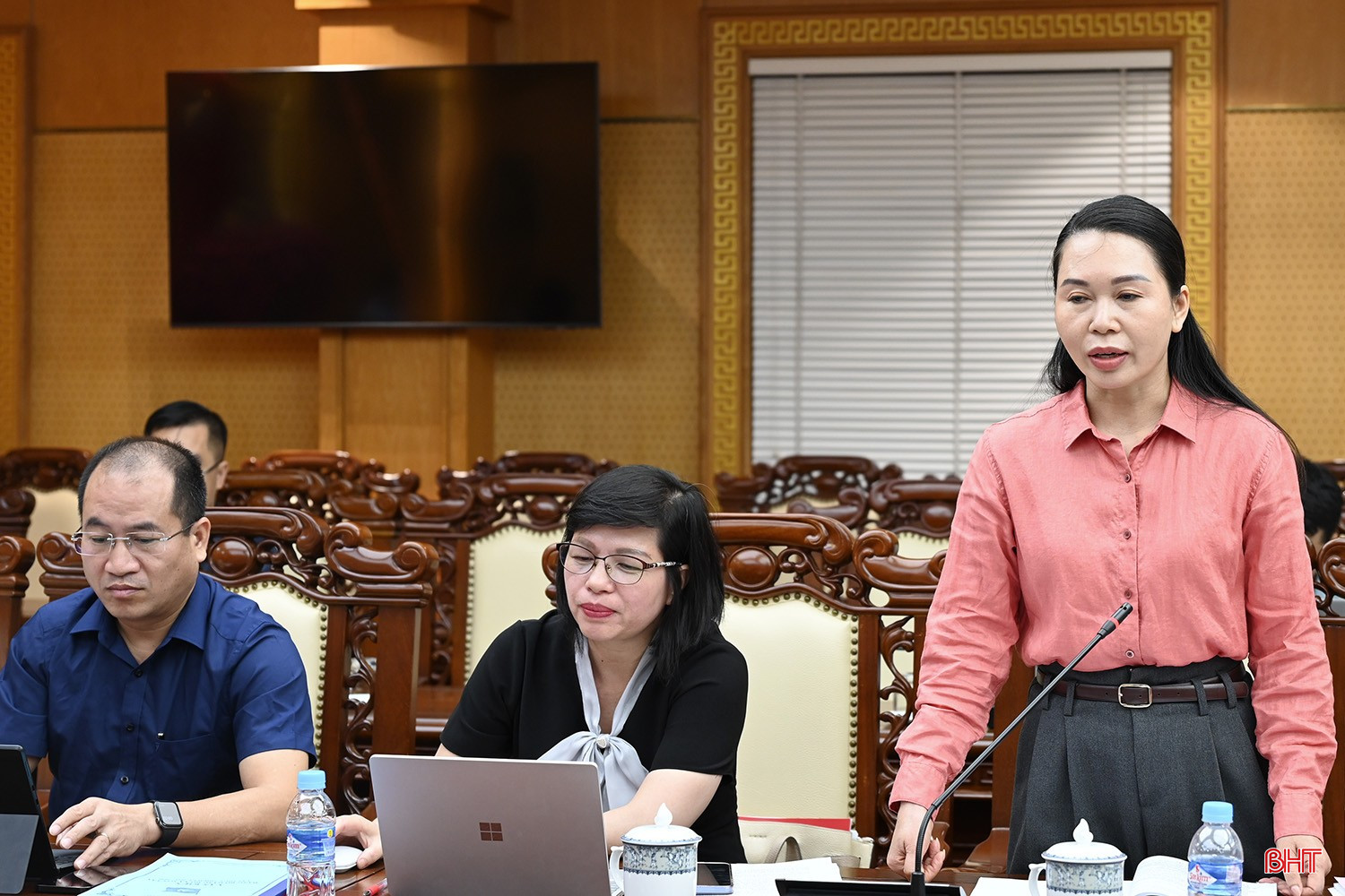 Trưởng ban Văn hóa - xã hội (HĐND tỉnh) Đào Thị Anh Nga góp ý tại hội nghị. bqbht_br_dsc-9d128.jpg