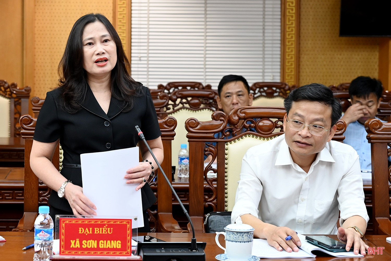 Đồng chí Hà Thị Huyền - Bí thư Đảng ủy, Chủ tịch HĐND xã Sơn Giang báo cáo nội dung tại hội nghị. bqbht_br_dscd-9119.jpg