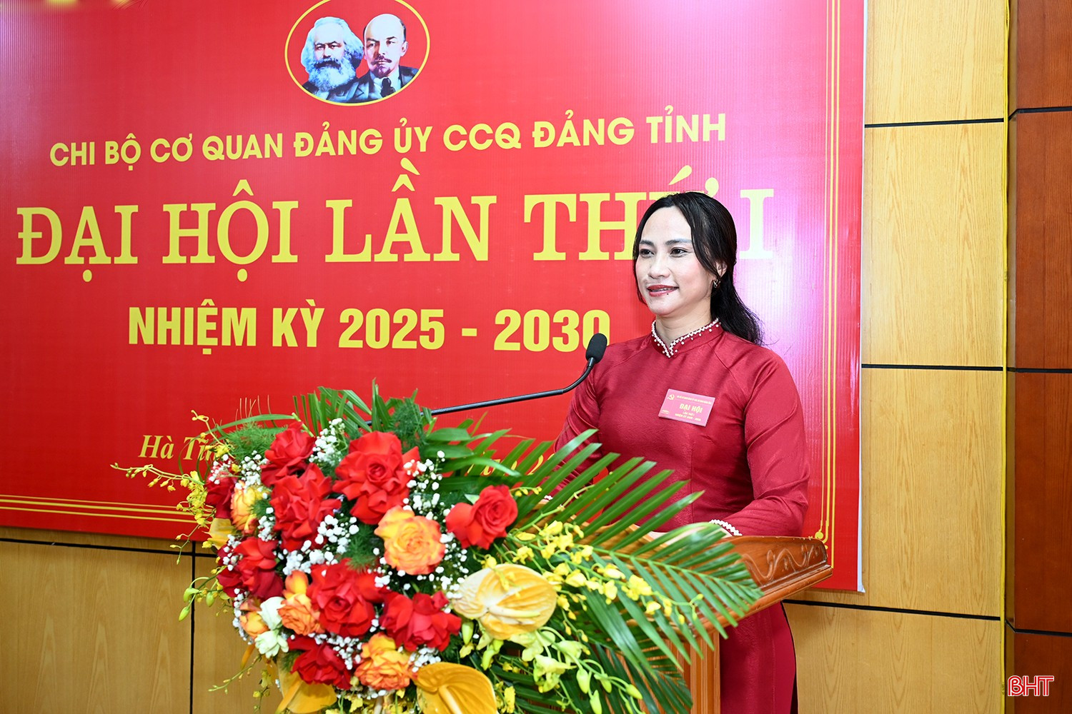 Đồng chí Trần Thị Thu Thuỷ - Ủy viên Ban Chấp hành, Phó trưởng ban Tuyên giáo và Dân vận Đảng ủy các cơ quan Đảng tỉnh tham luận tại đại hội. bqbht_br_dsc-c7384.jpg