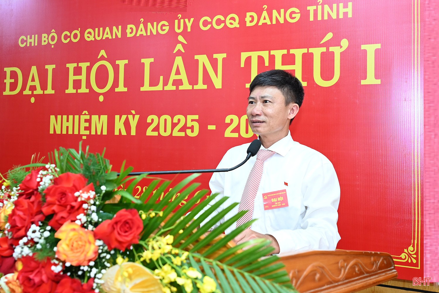 Đồng chí Phan Xuân Bính - Ủy viên Ban Chấp hành Đảng bộ, Phó trưởng ban Tổ chức Đảng ủy các cơ quan Đảng tỉnh trình bày báo cáo chính trị tại đại hội. bqbht_br_dsc-73d94.jpg