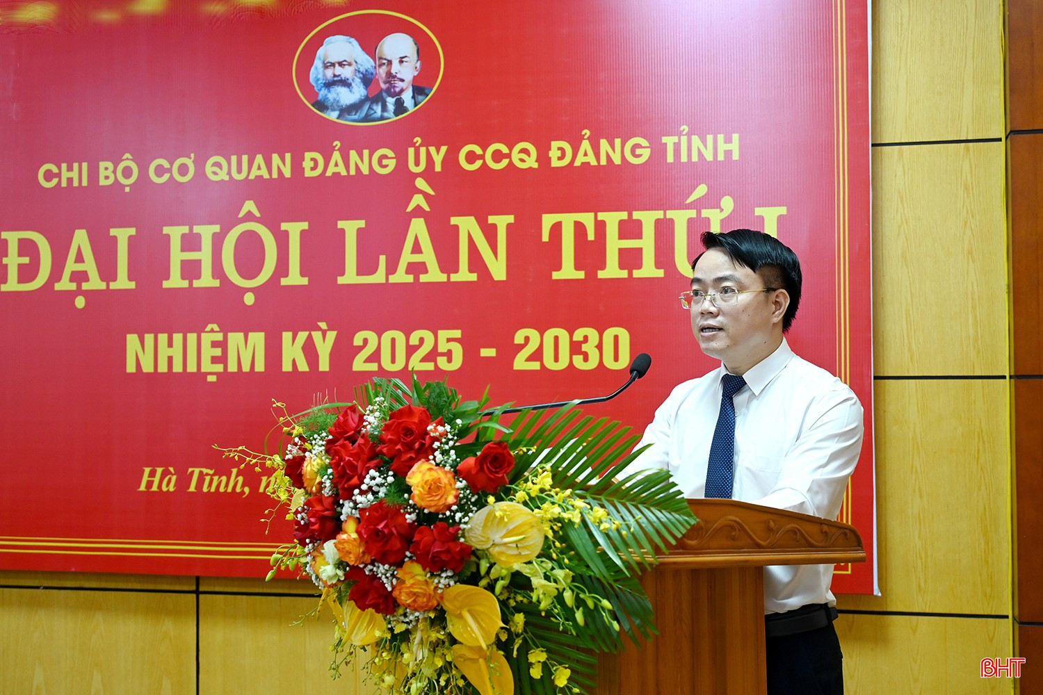 Đồng chí Trần Công Hoan - Ủy viên Ban Chấp hành Đảng bộ, Phó Chánh văn phòng trình bày báo cáo góp ý văn kiện đại hội cấp trên. bqbht_br_dsc-72f75-4278.jpg