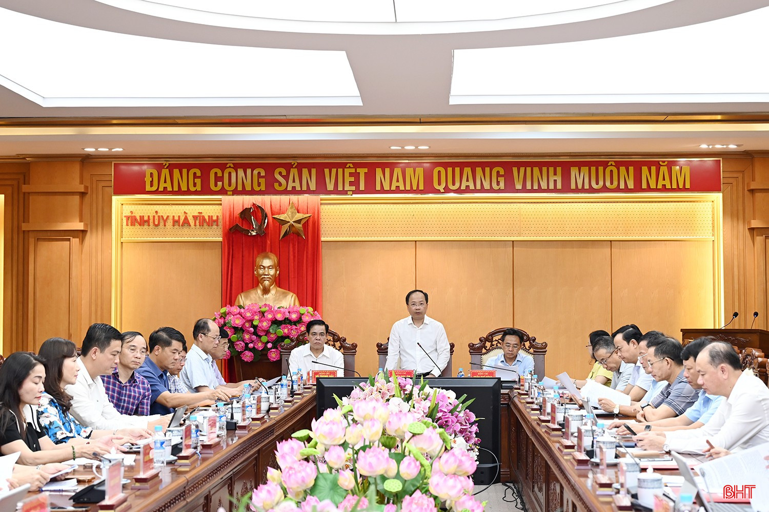 Các đồng chí Thường trực Tỉnh ủy chủ trì cuộc họp. bqbht_br_dscd-4975.jpg