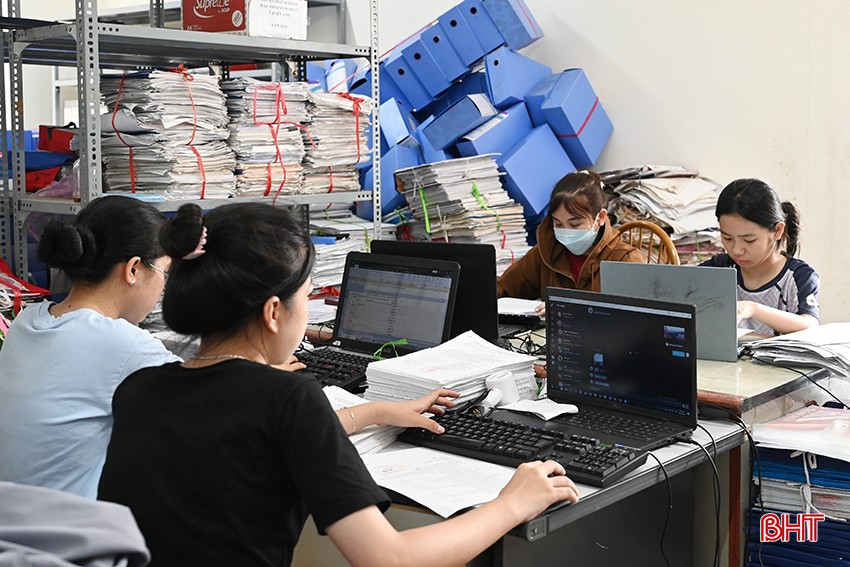 Ngoài cán bộ, công chức trong cơ quan, Phòng Nội vụ huyện Thạch Hà thuê thêm nhân viên có chuyên môn từ bên ngoài để hỗ trợ công việc chỉnh lý. bqbht_br_dsc-610d6.jpg