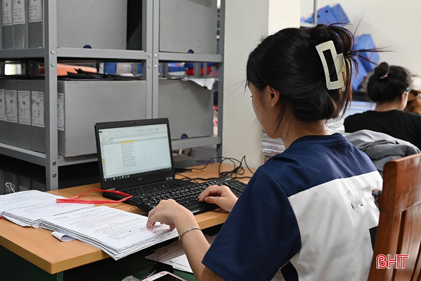 Ngoài xử lý hồ sơ lưu trữ, các đơn vị còn phải rà soát dữ liệu trên phần mềm. bqbht_br_dsc-6100.jpg