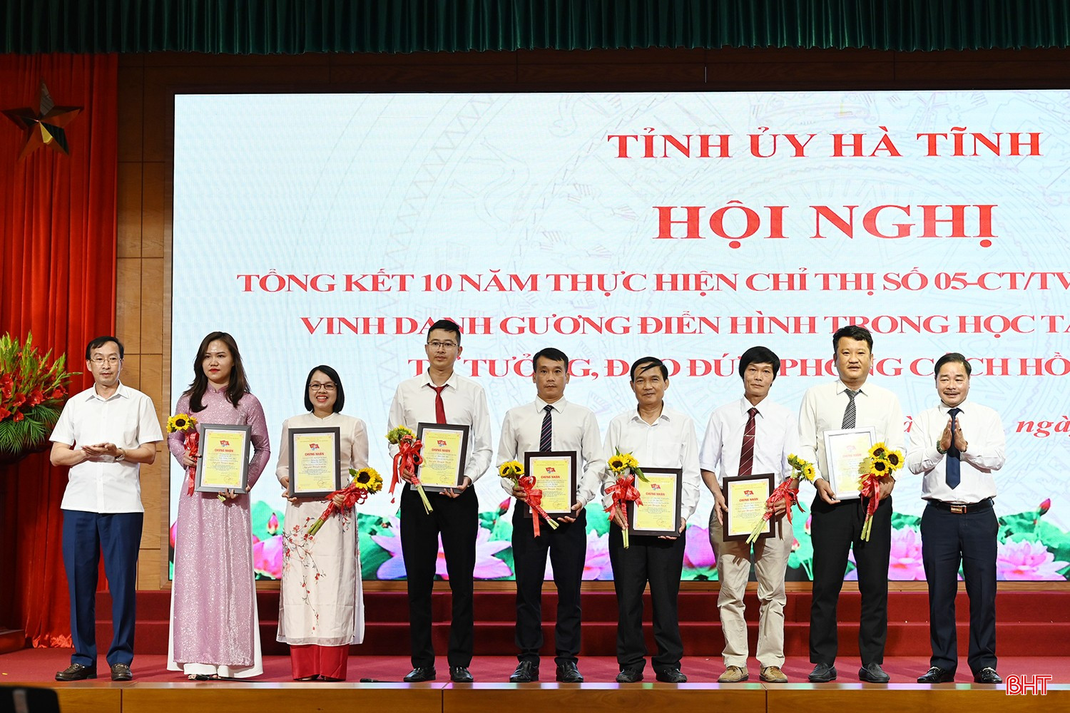 Lãnh đạo Ban Tuyên giáo và Dân vận Tỉnh ủy và Báo Hà Tĩnh trao giấy chứng nhận cho các tác giả đạt giải khuyến khích. bqbht_br_dsc-71a92.jpg