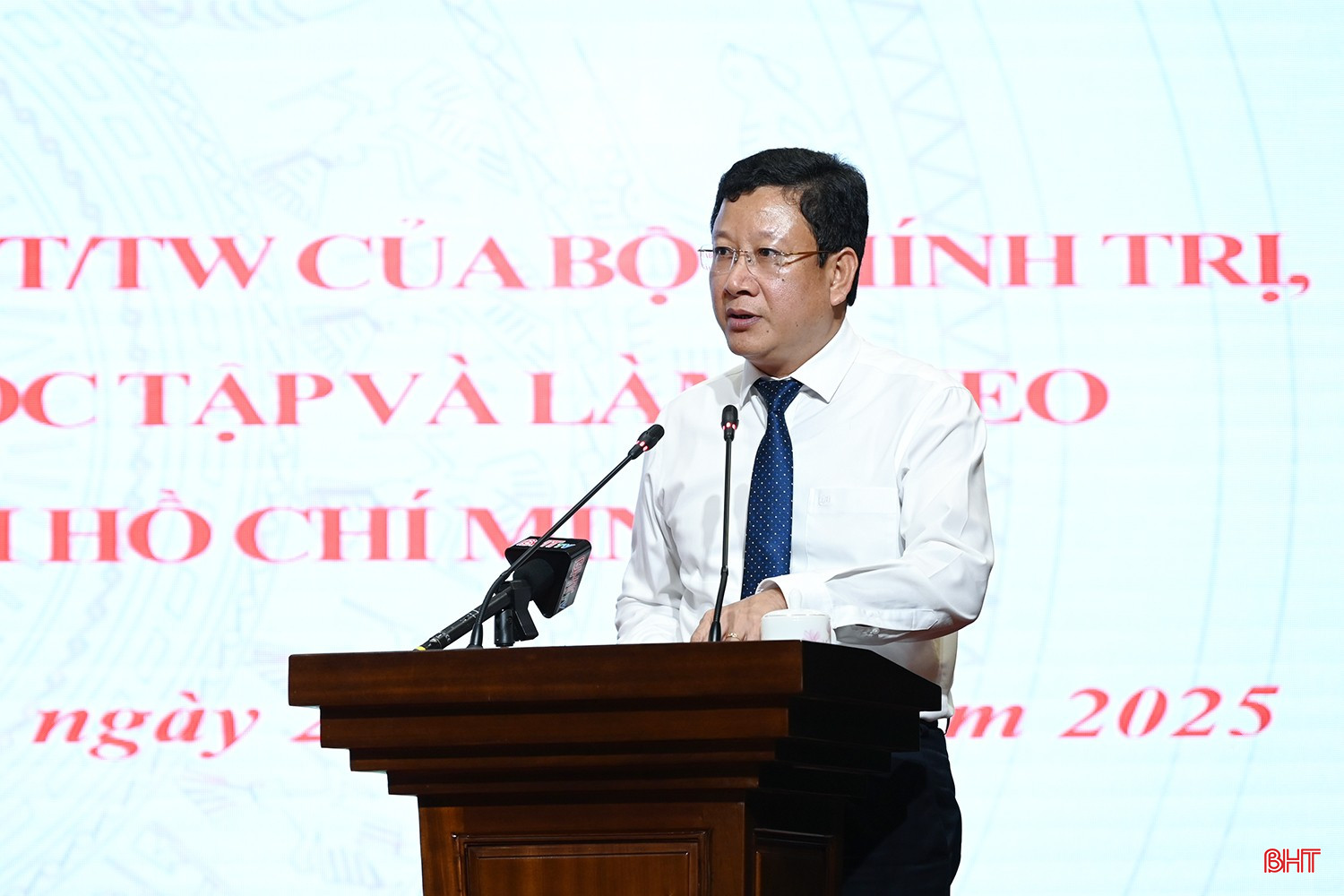Phó Bí thư Thường trực Thị ủy Kỳ Anh Nguyễn Huy Trọng tham luận tại hội nghị. bqbht_br_dsc-70d86.jpg
