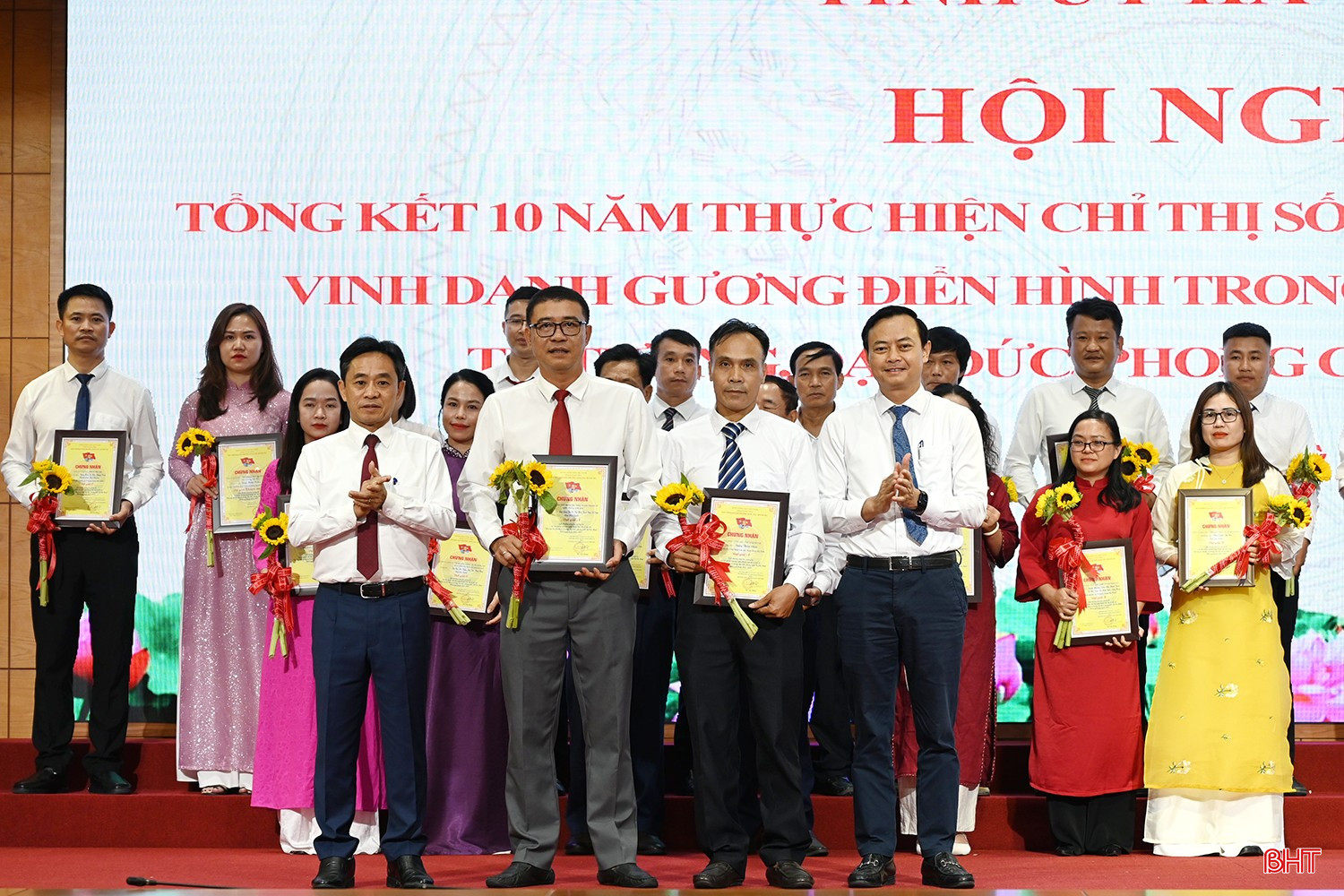 Phó Bí thư Thường trực Tỉnh ủy Trần Thế Dũng, Trưởng ban Tuyên giáo và Dân vận Tỉnh ủy Hà Văn Hùng trao chứng nhận cho các tác giả, nhóm tác giải đạt giải A. bqbht_br_dsc-a7206.jpg