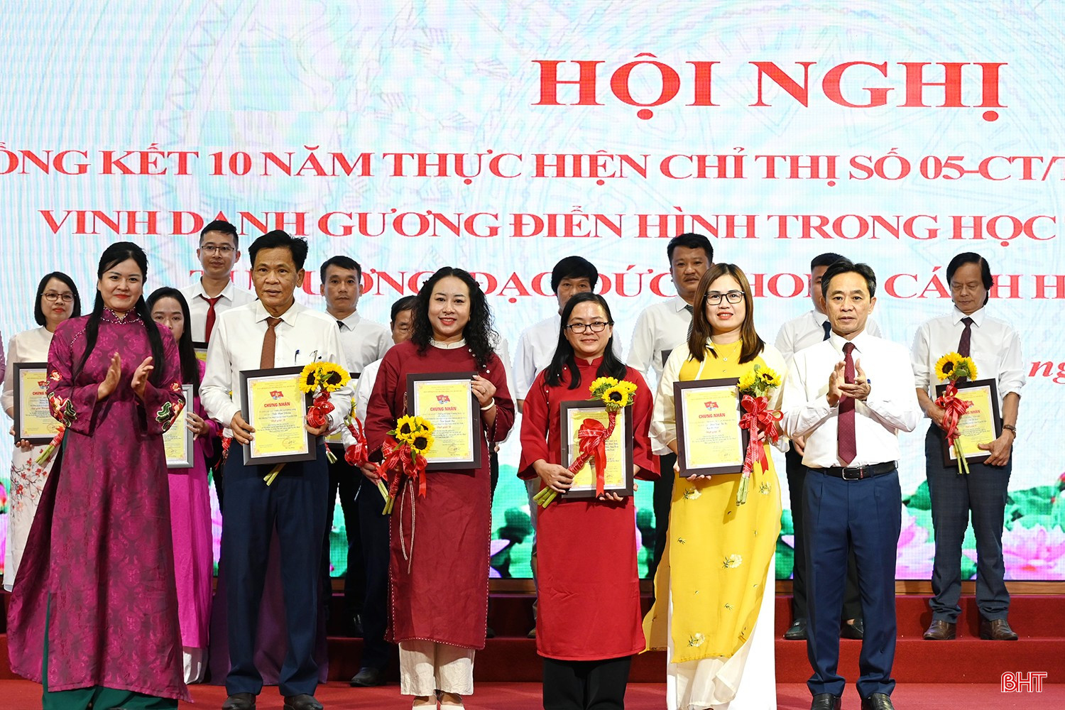 Phó Vụ trưởng Vụ Lý luận chính trị Nguyễn Kim Phượng; Phó Bí thư Thường trực Tỉnh ủy Trần Thế Dũng trao giấy chứng nhận cho các tác giả, nhóm tác giải đạt giải B. bqbht_br_dsc-72d01.jpg
