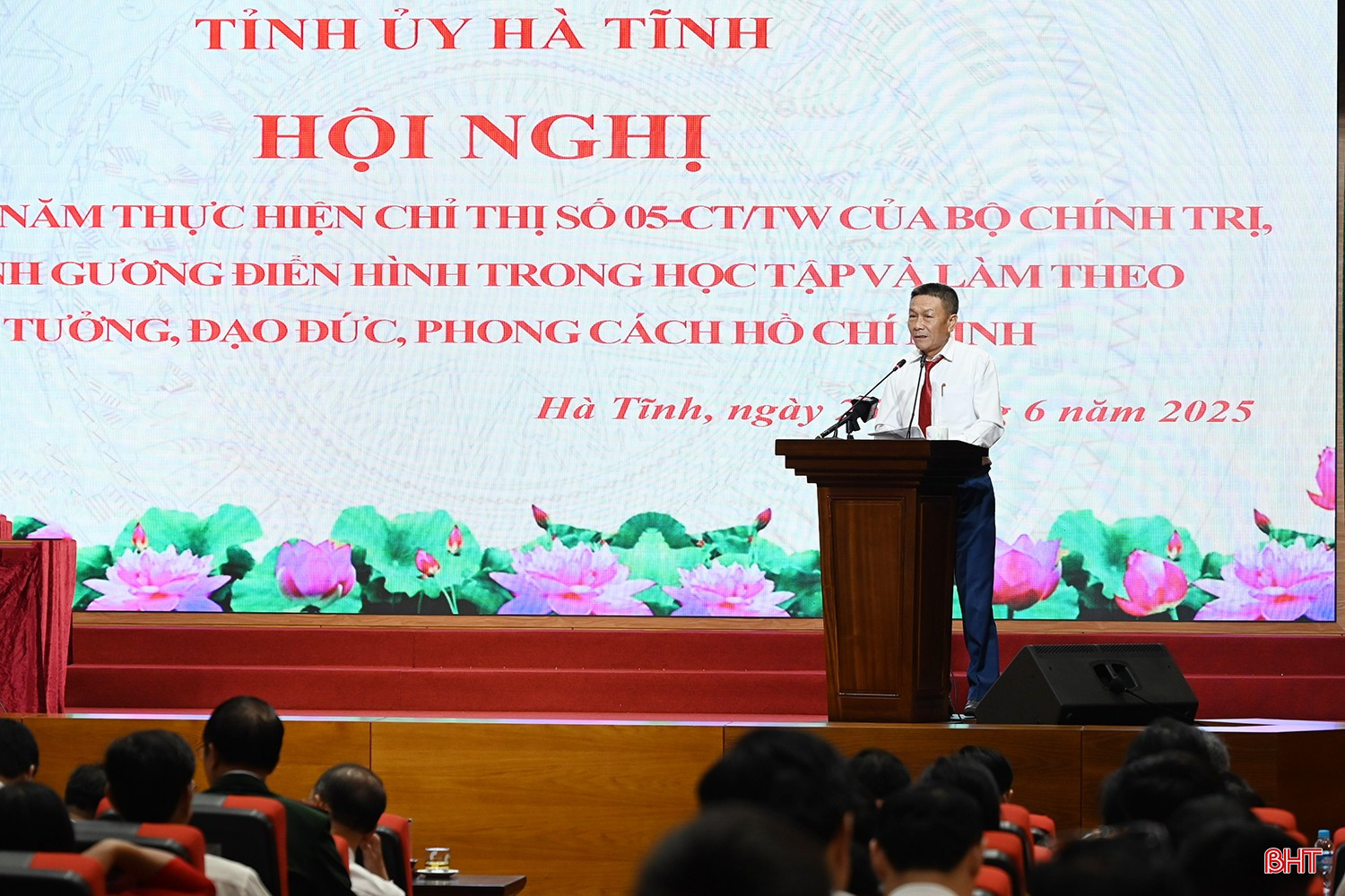 Ông Trần Văn Đoài - Chủ tịch Ủy ban MTTQ xã Vượng Lộc (Can Lộc) chia sẻ bài học trong quá trình học Bác về tư tưởng gần dân. bqbht_br_dsc-d7074.jpg