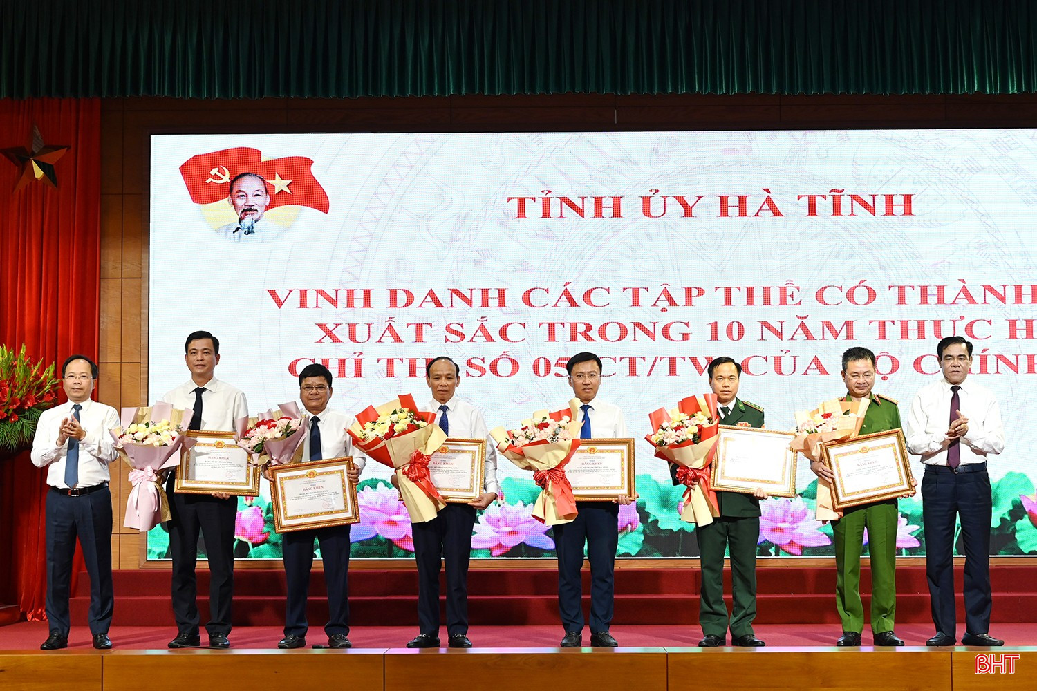 Bí thư Tỉnh ủy Nguyễn Duy Lâm, Chủ tịch UBND tỉnh Võ Trọng Hải tặng bằng khen của Ban Thường vụ Tỉnh ủy cho các đảng bộ trực thuộc. bqbht_br_dscc-7113.jpg