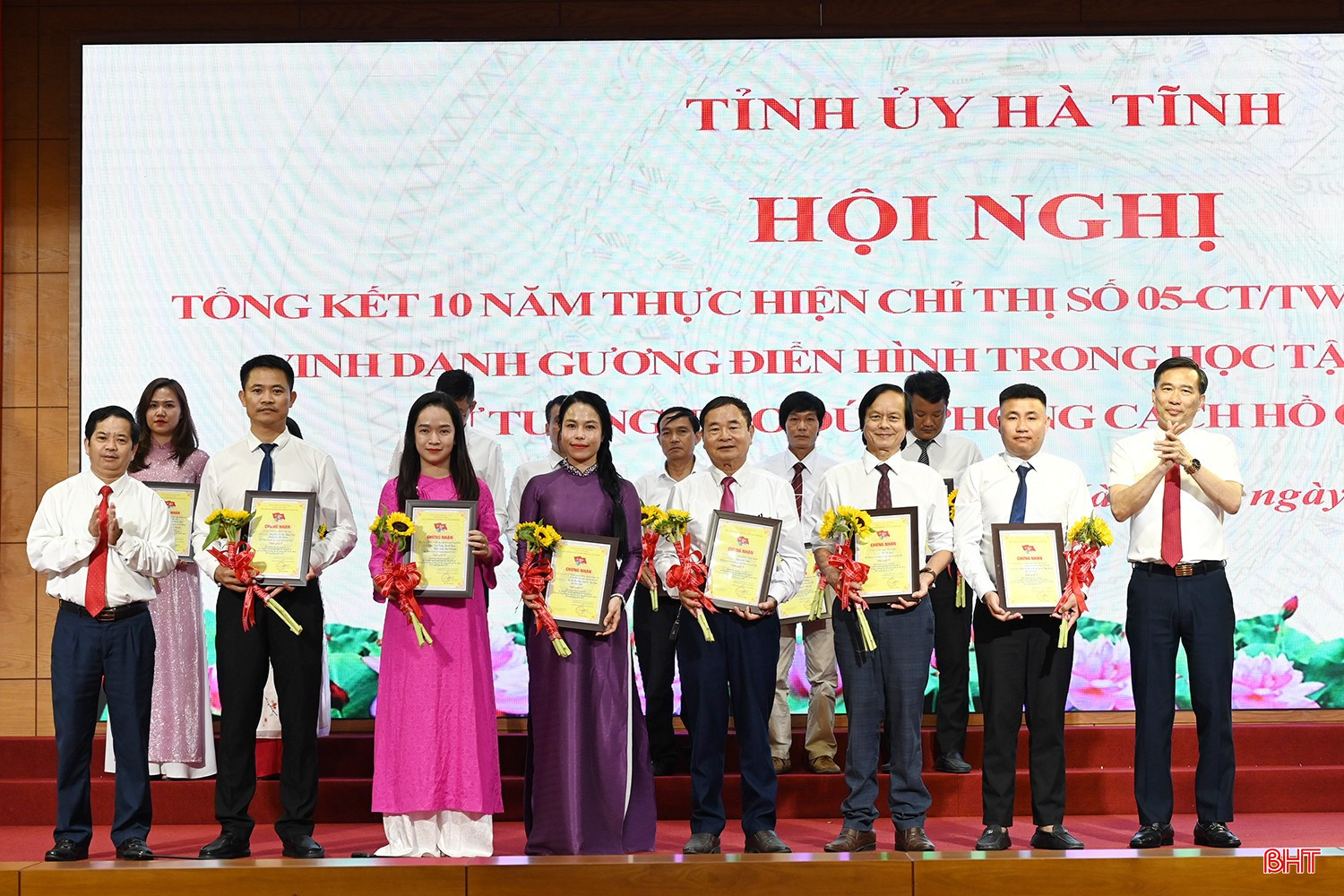 Lãnh đạo Ban Tuyên giáo và Dân vận Tỉnh ủy, Sở VH-TT&DL trao giấy chứng nhận cho các tác giả, nhóm tác giả đạt giải C. bqbht_br_dsc-c7198.jpg