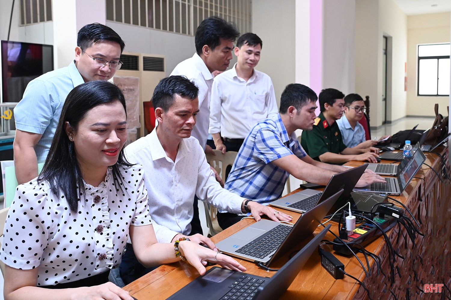 Thành viên Tổ kỹ thuật chuyển đổi số phục vụ đại hội rà soát các phần việc phục vụ. bqbht_br_dsc-6291.jpg