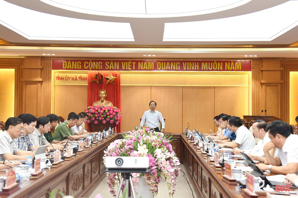 Bí thư Tỉnh ủy Nguyễn Duy Lâm - Trưởng ban Chỉ đạo xóa nhà tạm, nhà dột nát trên địa bàn tỉnh Hà Tĩnh chủ trì cuộc họp. bqbht_br_dsc-7933-copy.jpg
