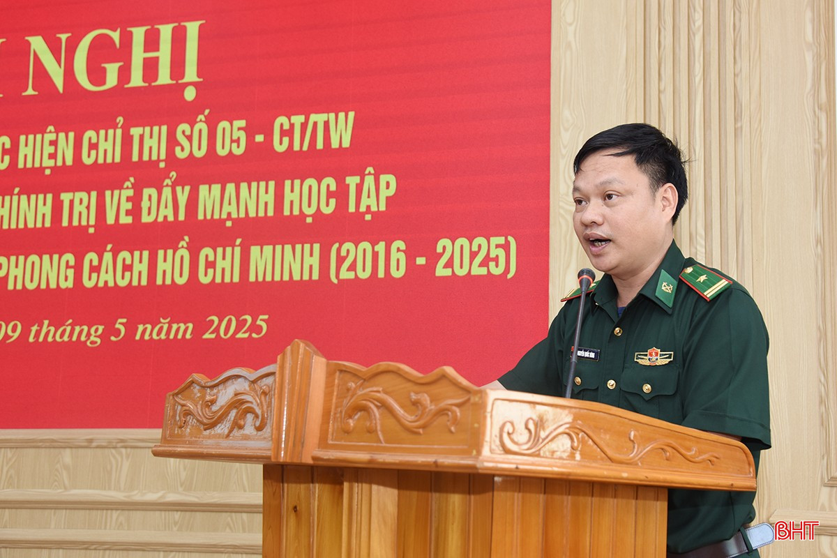 Thiếu tá Nguyễn Quốc Hùng - Chính trị viên phó Đồn Biên phòng Bản Giàng (Hương Khê) tham luận nội dung học Bác tinh thần gần dân. bqbht_br_dsc-7761-copy.jpg