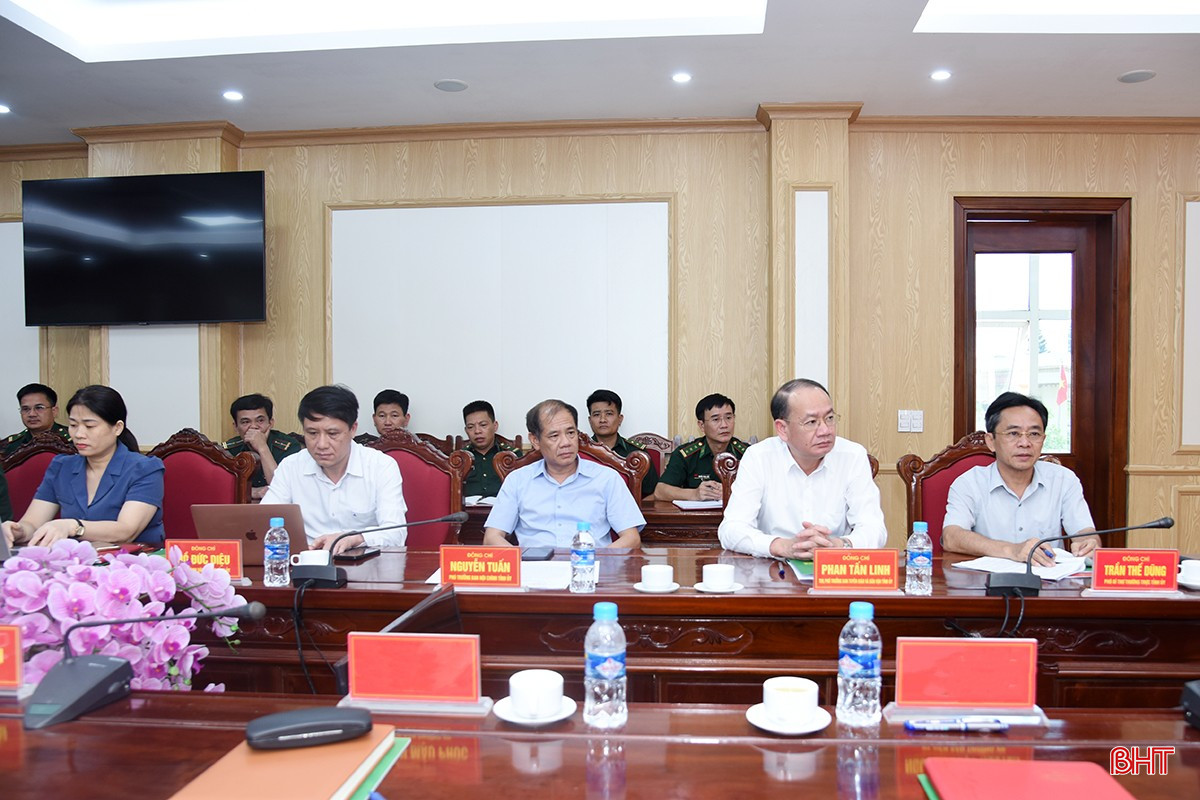 Phó Bí thư Thường trực Tỉnh ủy Trần Thế Dũng và các đại biểu dự hội nghị. bqbht_br_dsc-7771-copy.jpg