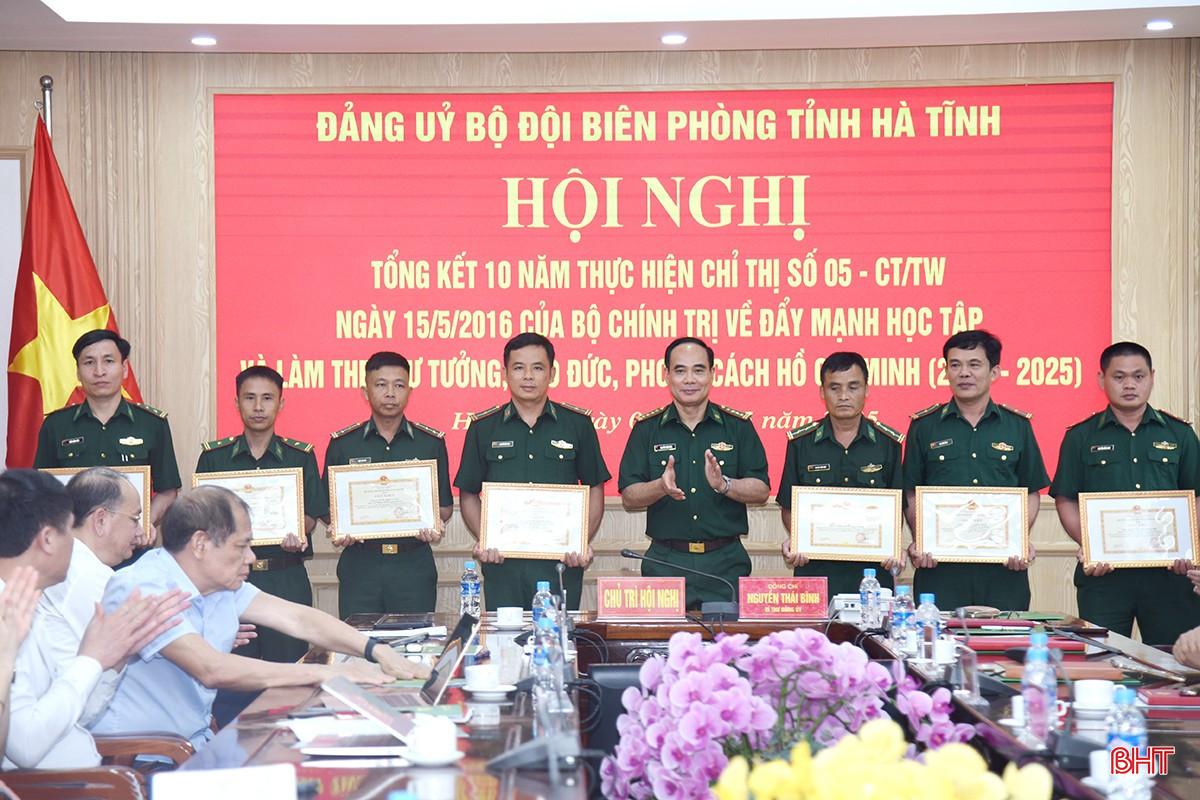 Đại tá Nguyễn Thái Bình - Bí thư Đảng ủy, Chính ủy BĐBP tỉnh trao thưởng các cá nhân. bqbht_br_dsc-7787-copy.jpg