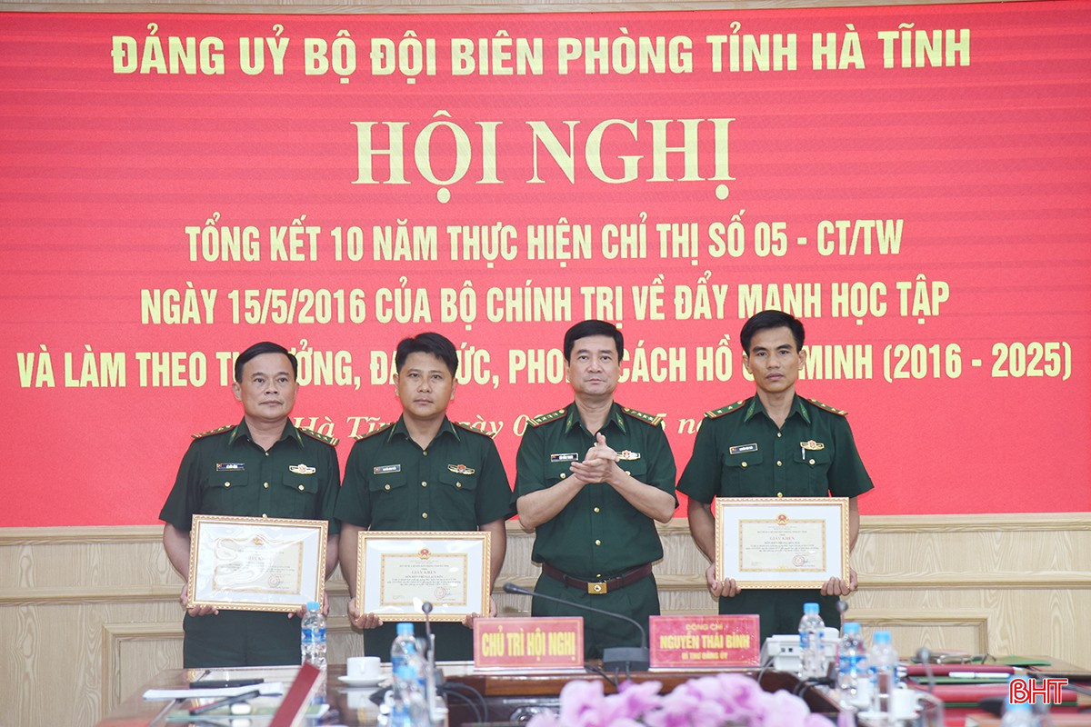 Dịp này, Bộ Chỉ huy BĐBP tỉnh khen thưởng 3 tập thể, 8 cá nhân có thành tích xuất sắc, tiêu biểu trong 10 năm thực hiện Chỉ thị 05-CT/TW. Trong ảnh: Đại tá Bùi Hồng Thanh - Chỉ huy trưởng BĐBP Hà Tĩnh trao thưởng cho 3 tập thể. bqbht_br_dsc-7783-copy.jpg