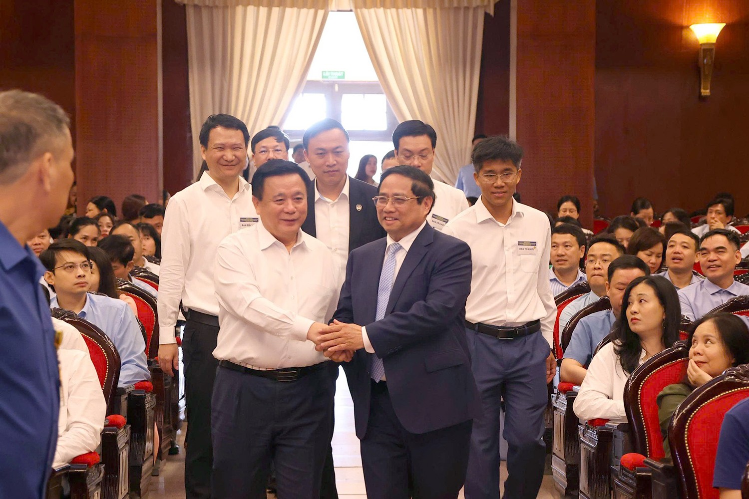 Thủ tướng Chính phủ Phạm Minh Chính tới dự Hội nghị toàn quốc tập huấn về tổ chức và hoạt động của tổ chức Đảng, chính quyền, Mặt trận Tổ quốc, các đoàn thể chính trị ở cấp xã (mới) - Ảnh: VGP/Nguyễn Hoàng 1c88b7d07a7cce22976d-1749869085512590946657.jpg