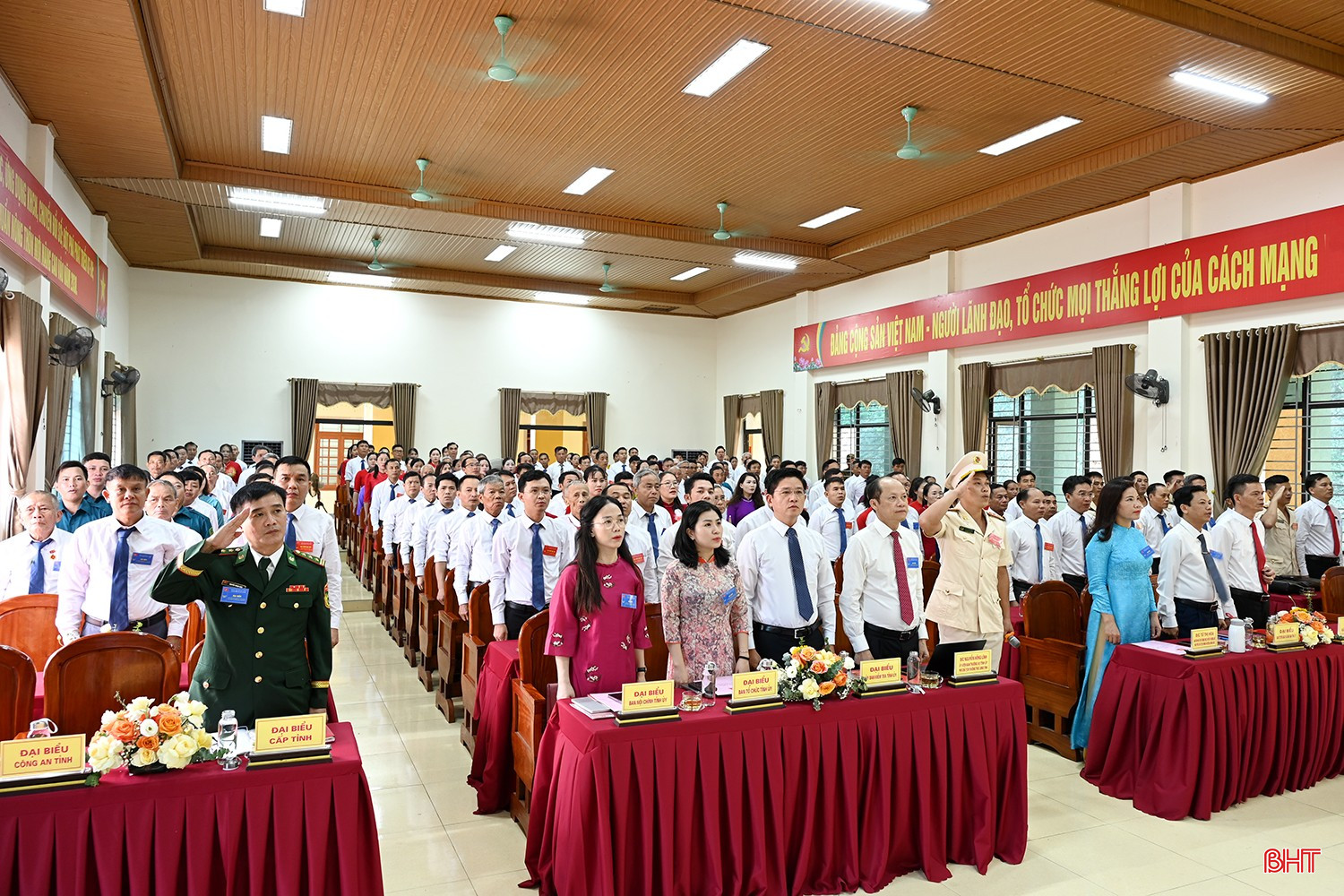 Đại biểu thực hiện nghi lễ chào cờ. bqbht_br_dscd-0151.jpg