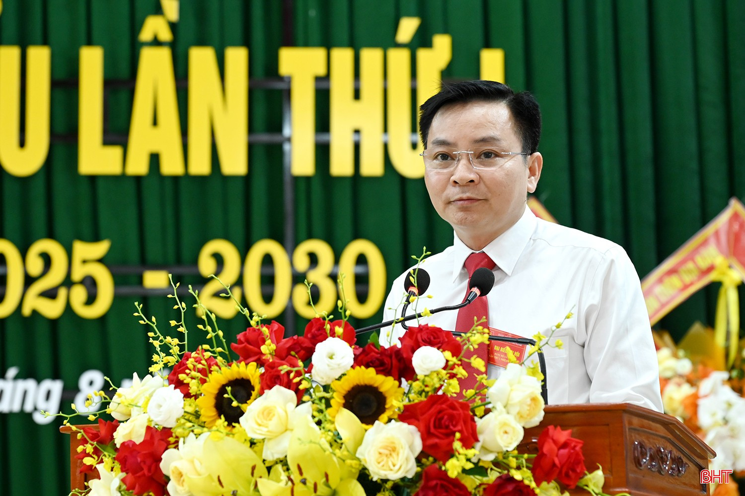 Bí thư Đảng ủy - Chủ tịch HĐND xã Trần Tuấn Nghĩa báo cáo dự thảo chính trị tại đại hội. bqbht_br_dsc-f0252.jpg