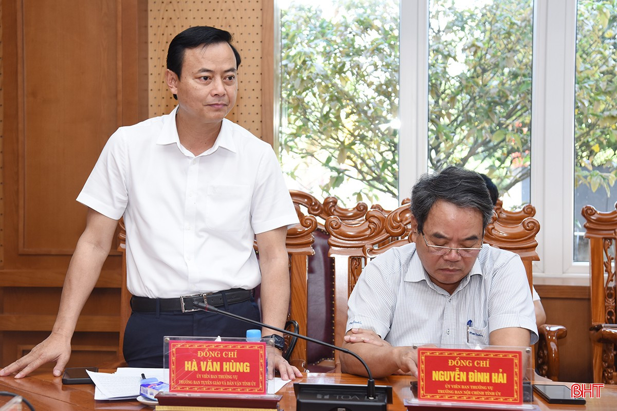 Trưởng ban Tuyên giáo và Dân vận Tỉnh ủy Hà Văn Hùng phát biểu tại cuộc họp. bqbht_br_dscf-8673.jpg