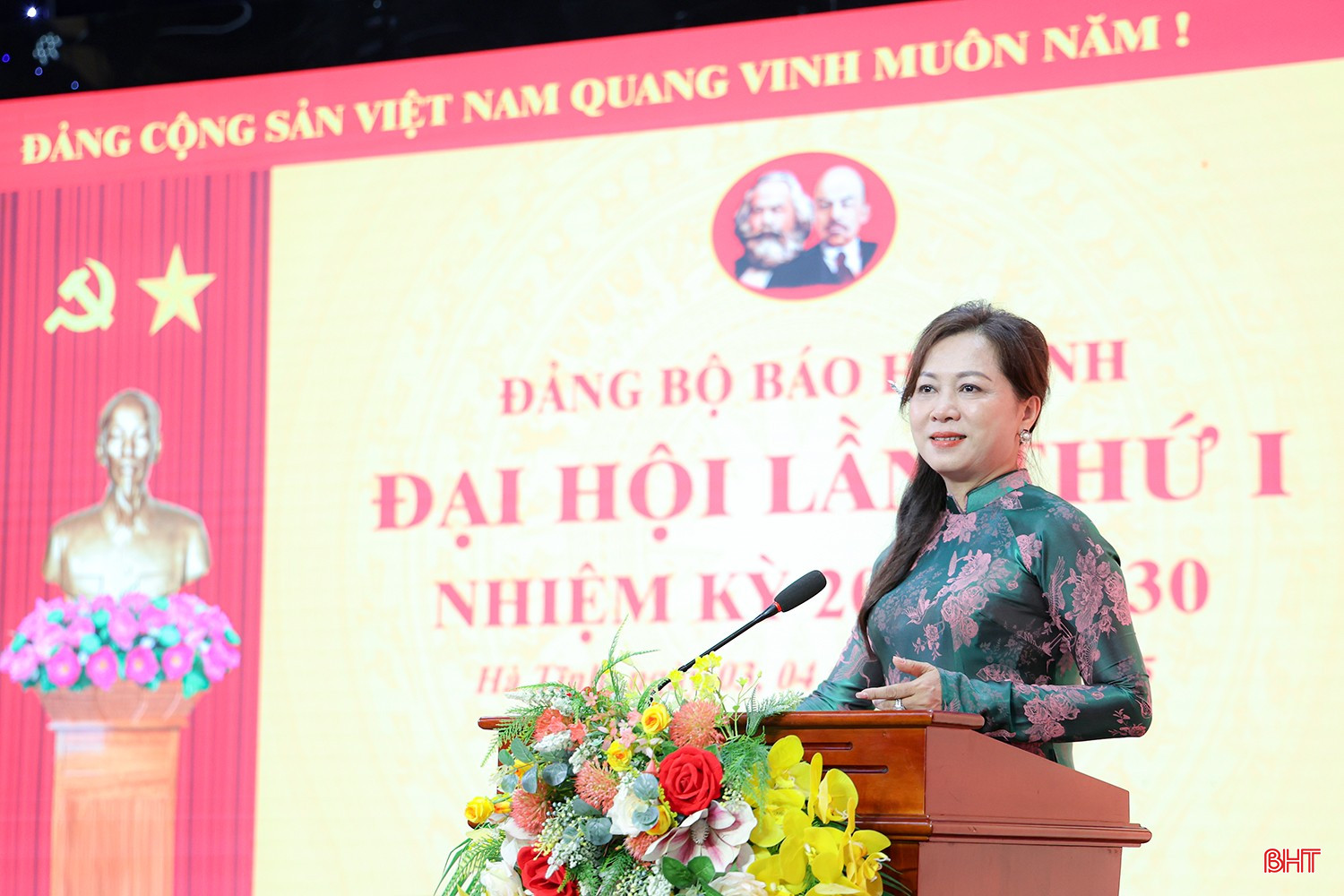 Phó Tổng Biên tập Báo Hà Tĩnh Trần Thị Phương Hoa báo cáo tình hình đảng viên. bqbht_br_aimg-1388.jpg