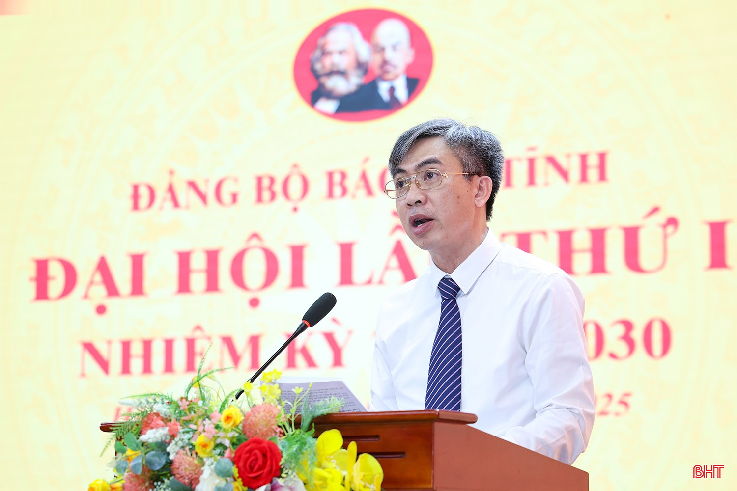 Đồng chí Nguyễn Hùng Sơn - Phó Bí thư Đảng ủy, Phó Tổng Biên tập Báo Hà Tĩnh báo cáo tổng hợp ý kiến góp ý dự thảo các văn kiện Đại hội XIV của Đảng; Báo cáo chính trị trình Đại hội lần thứ I của Đảng bộ các cơ quan Đảng tỉnh. bqbht_br_aimg-1308.jpg