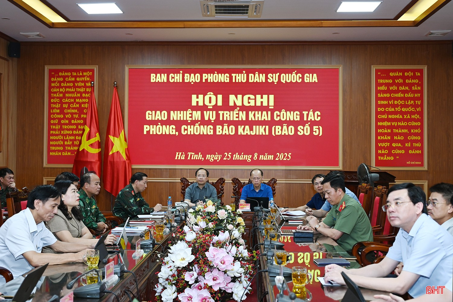 Bí thư Tỉnh ủy Nguyễn Duy Lâm và Phó Chủ tịch Thường trực UBND tỉnh Nguyễn Hồng Lĩnh điều hành điểm cầu cấp tỉnh Hà Tĩnh. bqbht_br_dscd-3dd420.jpg