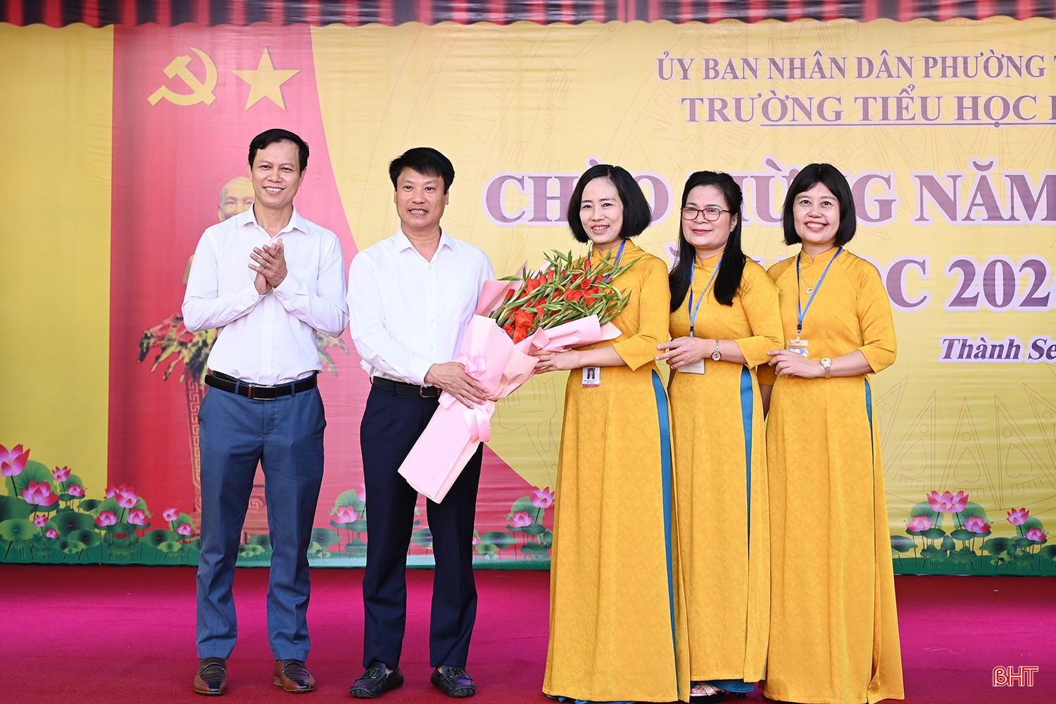 Dịp này, lãnh đạo phường Thành Sen cũng tặng hoa chúc mừng nhà trường. Dịp này, lãnh đạo phường Thành Sen cũng tặng hoa chúc mừng nhà trường.
