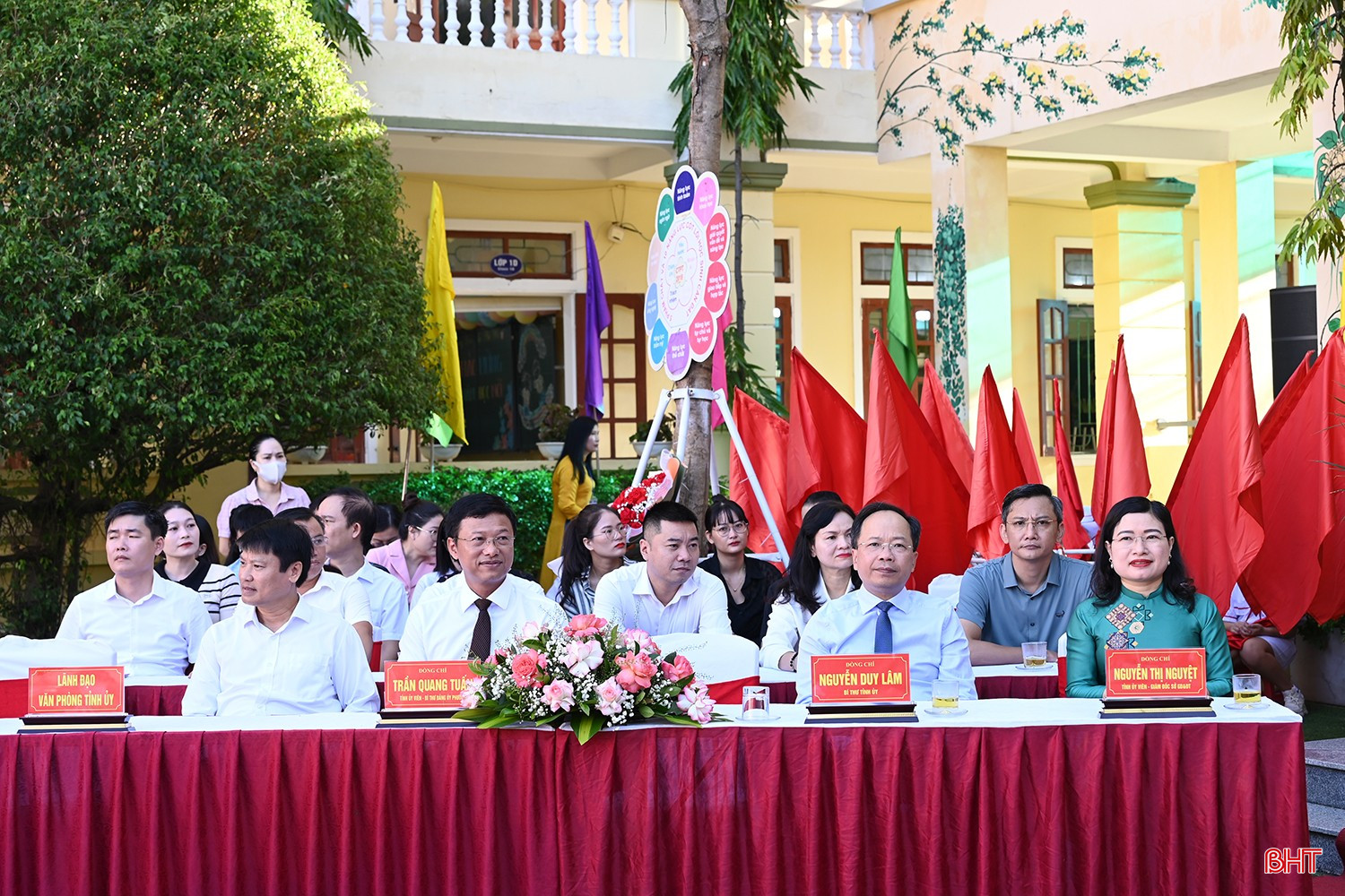 Bí thư Tỉnh ủy và đoàn dự lễ khai giảng cùng cô trò Trường Tiểu học Bắc Hà. bqbht_br_dsc-4d541.jpg