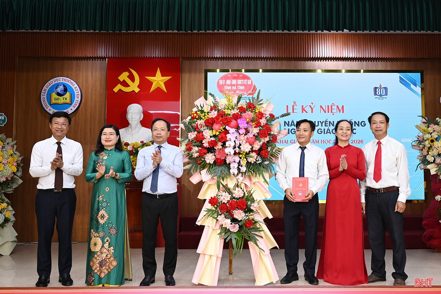 Bí thư Tỉnh ủy Nguyễn Duy Lâm và đoàn công tác tặng hoa chúc mừng Trung tâm Giáo dục thường xuyên tỉnh Hà Tĩnh. Bí thư Tỉnh ủy Nguyễn Duy Lâm và đoàn công tác tặng hoa chúc mừng Trung tâm Giáo dục thường xuyên tỉnh Hà Tĩnh.