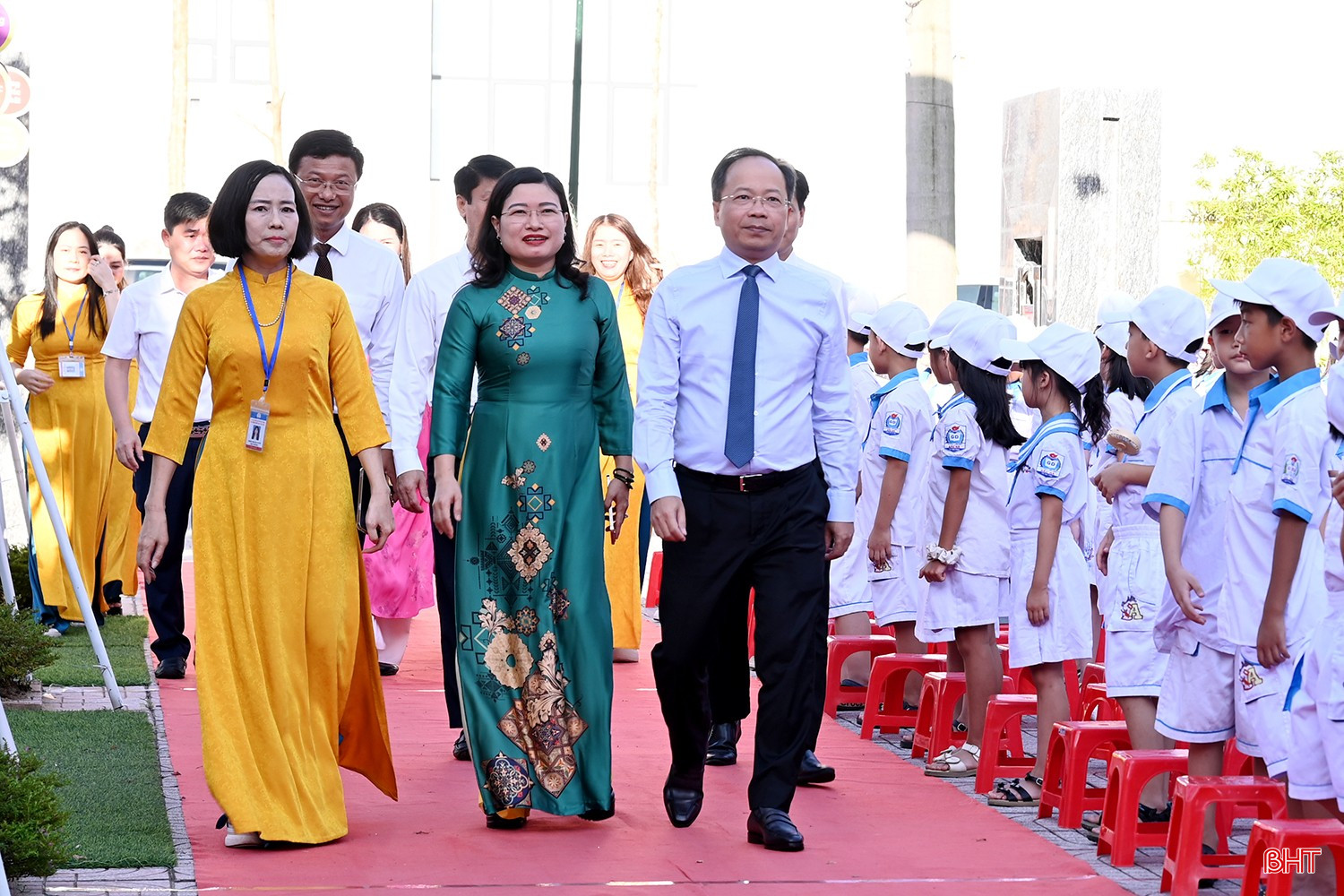 Bí thư Tỉnh ủy Nguyễn Duy Lâm đã đến chia vui cùng cô trò Trường Tiểu học Bắc Hà (phường Thành Sen). bqbht_br_dsc-44d92.jpg