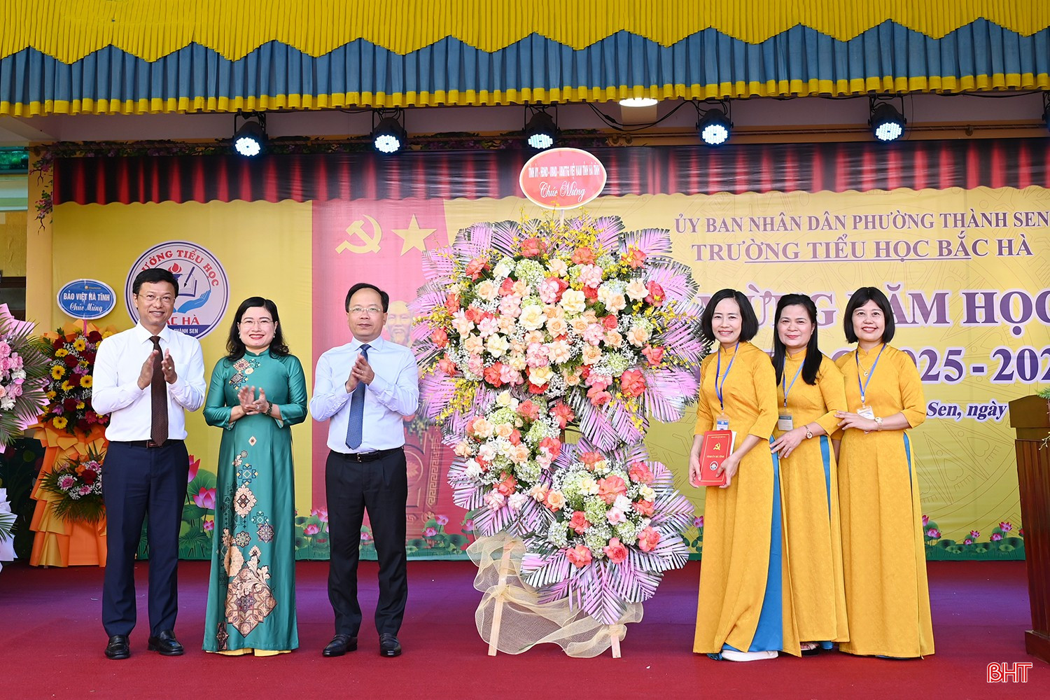 Bí thư Tỉnh ủy Nguyễn Duy Lâm và đoàn tặng hoa chúc mừng nhà trường. Bí thư Tỉnh ủy Nguyễn Duy Lâm và đoàn tặng hoa chúc mừng nhà trường.