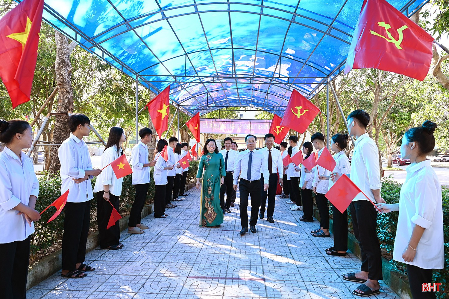 Bí thư Tỉnh ủy Nguyễn Duy Lâm và đoàn đến chúc mừng Trung tâm Giáo dục thường xuyên tỉnh Hà Tĩnh. bqbht_br_dsc-d4658.jpg