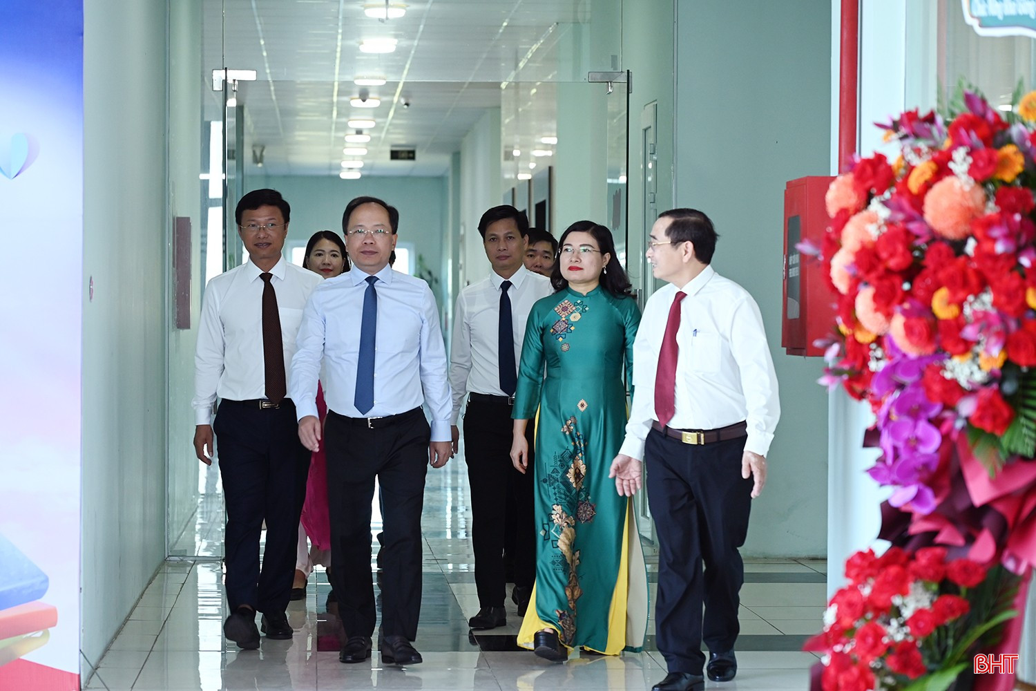 Bí thư Tỉnh ủy và đoàn đến chúc mừng Trường Đại học Hà Tĩnh. Bí thư Tỉnh ủy và đoàn đến chúc mừng Trường Đại học Hà Tĩnh.