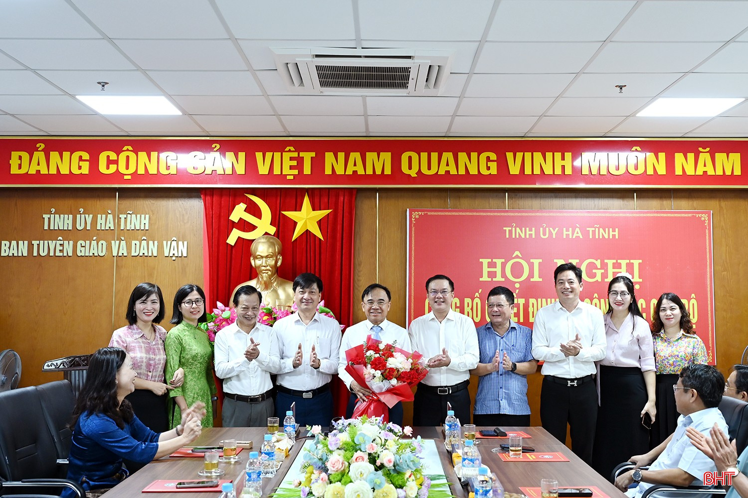 Lãnh đạo, cán bộ Sở KH&CN tặng hoa chúc mừng đồng chí Bùi Quang Hoàn. bqbht_br_dsdc-2361.jpg