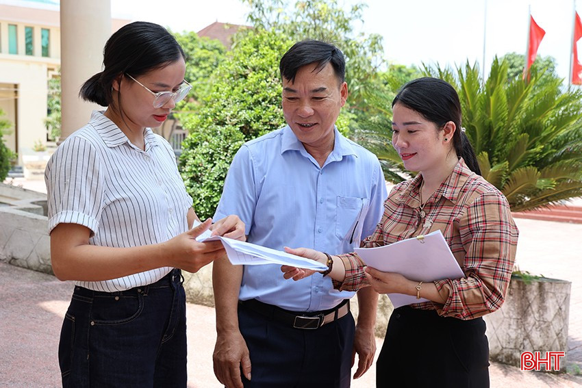 Xã Xuân Phổ có đến 9 cán bộ bán chuyên trách, trong đó người ít nhất cũng đã có gần 4 năm công tác, người nhiều nhất có hơn 20 năm công tác. bqbht_br_img-0f231.jpg
