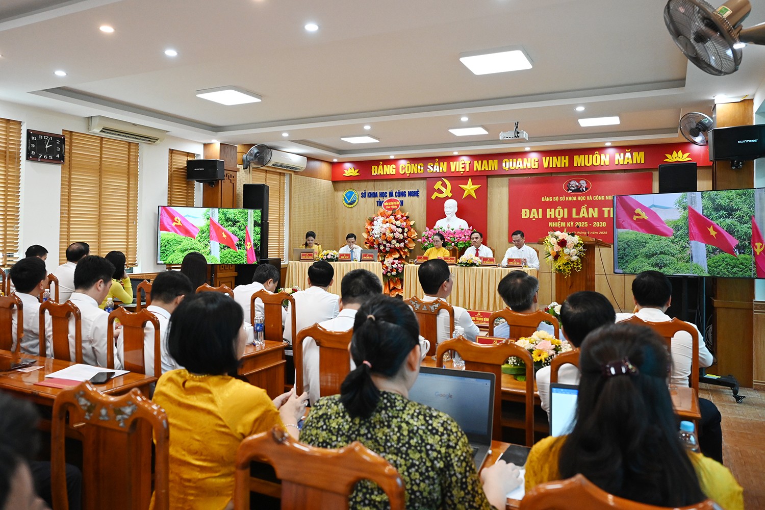 Đại biểu theo dõi kết quả nhiệm kỳ qua bằng phóng sự. dsc-6275-copy.jpg