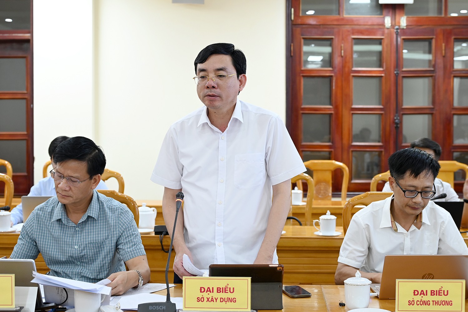 Giám đốc Sở Xây dựng Đặng Văn Thành phát biểu tại cuộc họp. dscf-0164.jpg