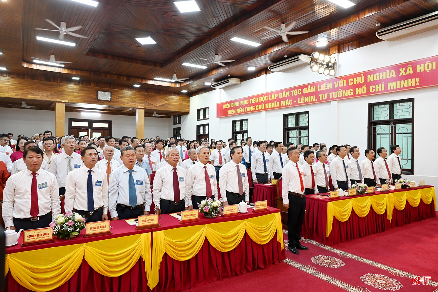 Đại biểu thực hiện nghi lễ chào cờ. bqbht_br_dsc-07dd64.jpg