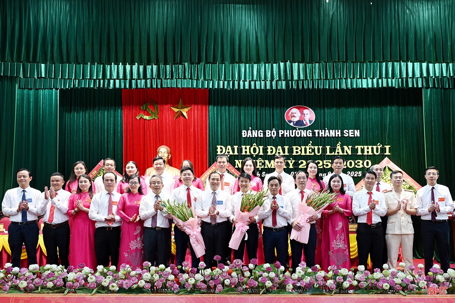 Tổng Biên tập Tạp chí Cộng sản Hoàng Trung Dũng, Phó Bí thư Thường trực Tỉnh ủy Trần Thế Dũng, Chủ nhiệm UBKT Tỉnh ủy Hà Văn Trọng, Trưởng ban Tuyên giáo và Dân vận Tỉnh ủy Hà Văn Hùng tặng hoa chúc mừng Ban Chấp hành nhiệm kỳ mới. bqbht_br_dsc-0dd924-1.jpg