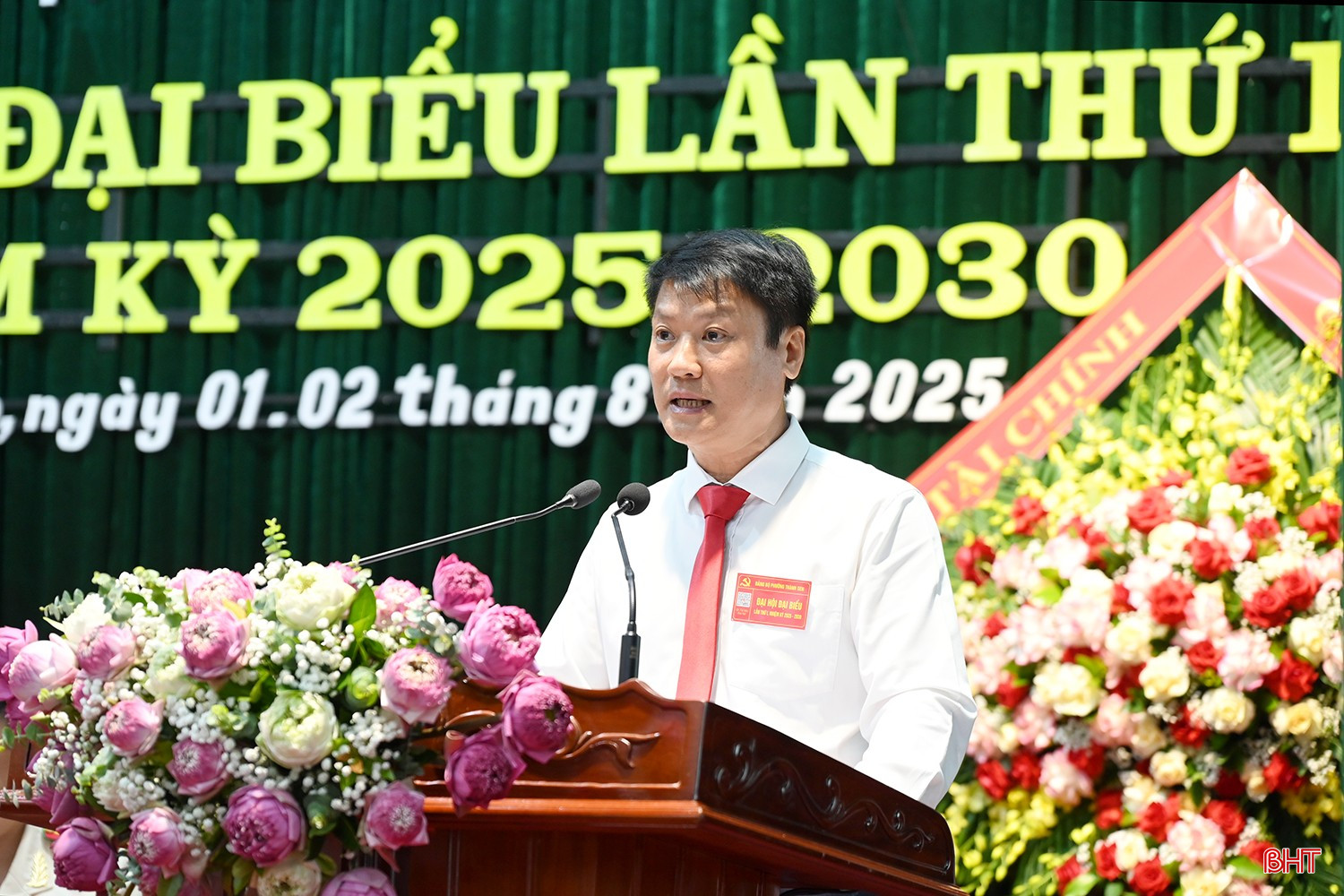 Đồng chí Trần Quang Tuấn - Bí thư Đảng ủy, Chủ tịch HĐND phường trình bày dự thảo báo cáo chính trị. bqbht_br_dsc-0d808.jpg