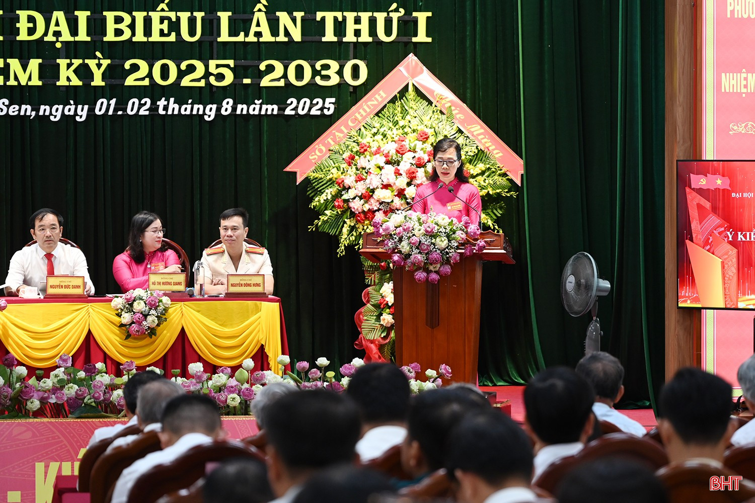 Đồng chí Nguyễn Thị Hồng Minh - Chủ tịch Ủy ban MTTQ phường trình bày dự thảo báo cáo tổng hợp góp ý văn kiện đại hội cấp trên. bqbht_br_dsc-0d913.jpg