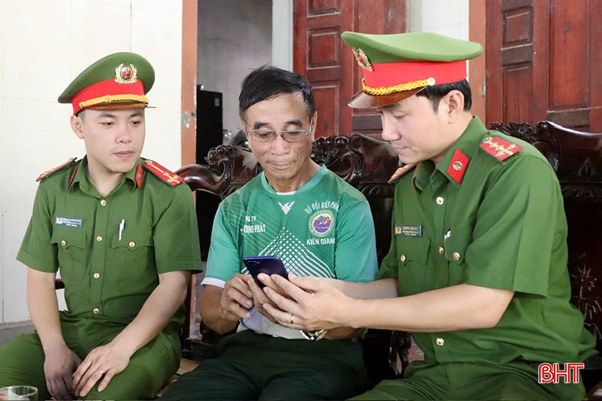 Công an tỉnh huy động toàn lực lượng tuyên truyền, hướng dẫn chi tiết cho người dân cách thức tham gia góp ý thông qua ứng dụng VNeID. bqbht_br_48859546-9337-4ea8-b351-453bbf8b08c0.jpg