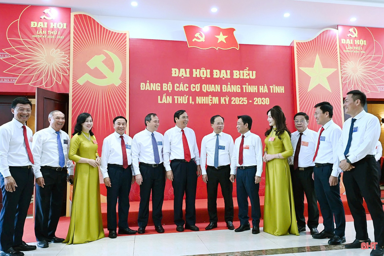 Đại biểu trò chuyện bên lề Đại hội Đảng bộ CCQ Đảng tỉnh Hà Tĩnh - đây là một trong 2 đảng bộ mới, trực thuộc Tỉnh ủy, được thành lập từ tháng 3/2025. bqbht_br_ddcs-654.jpg