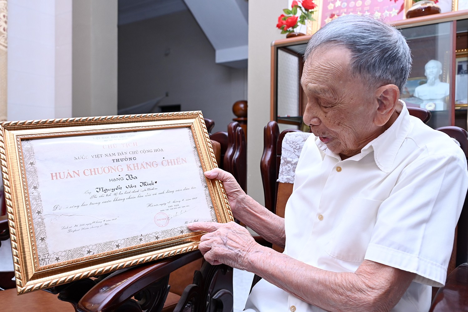 Với nhiều thành tích trong công tác, cụ Minh đã nhận được nhiều Huân chương, Huy chương trong đó có Huân chương kháng chiến hạng Ba do đích thân Chủ tịch Hồ Chí Minh ký tặng. dsc-560d6.jpg
