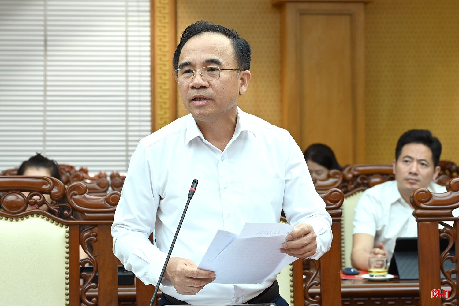 Giám đốc Sở KH&CN Bùi Quang Hoàn báo cáo kết quả thực hiện các kết luận, kế hoạch của tỉnh về phát triển khoa học, công nghệ, đổi mới sáng tạo và chuyển đổi số. bqbht_br_dssc-7843.jpg
